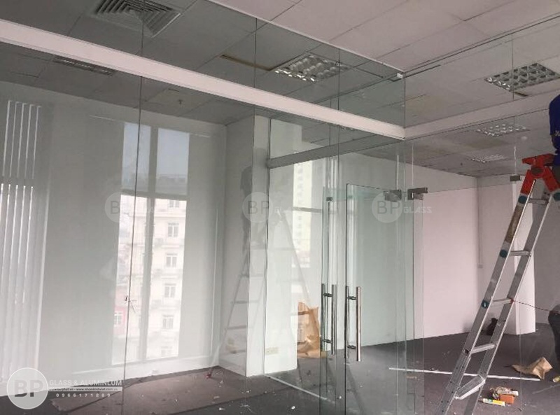 Thi công vách ngăn kính văn phòng tại Trung Yên Plazza